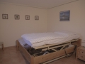 Pflegebett im kleinen Schlafzimmer