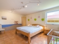 Grosses Schlafzimmer mit Kinderbett