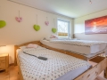 Grosses Schlafzimmer Pflegebett ausgefahren (Seitenansicht)